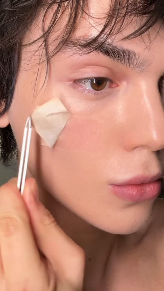 The color match is insane 😳✨
A foundation that starts white and melts into your perfect shade+ it’s literally skincare inside @elroel_global
#colorchanging #foundationstick #makeuphacks #skincare #glowingskin