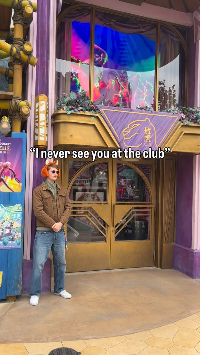 Official bouncer of the Tiger Dancing Club™ (舞虎) in Zootopia, reporting for duty… 
At this point I think this might just be a Zootopia fan page ¯\_(ツ)_/¯ 
Zootopia actually has a lot of nightlife! Should I make a reel about the different clubs and speakeasy’s around town? 👀🏙️🦊🐰
#zootopia #zootopia2 #shanghaidisneyland #shanghaidisneyresort