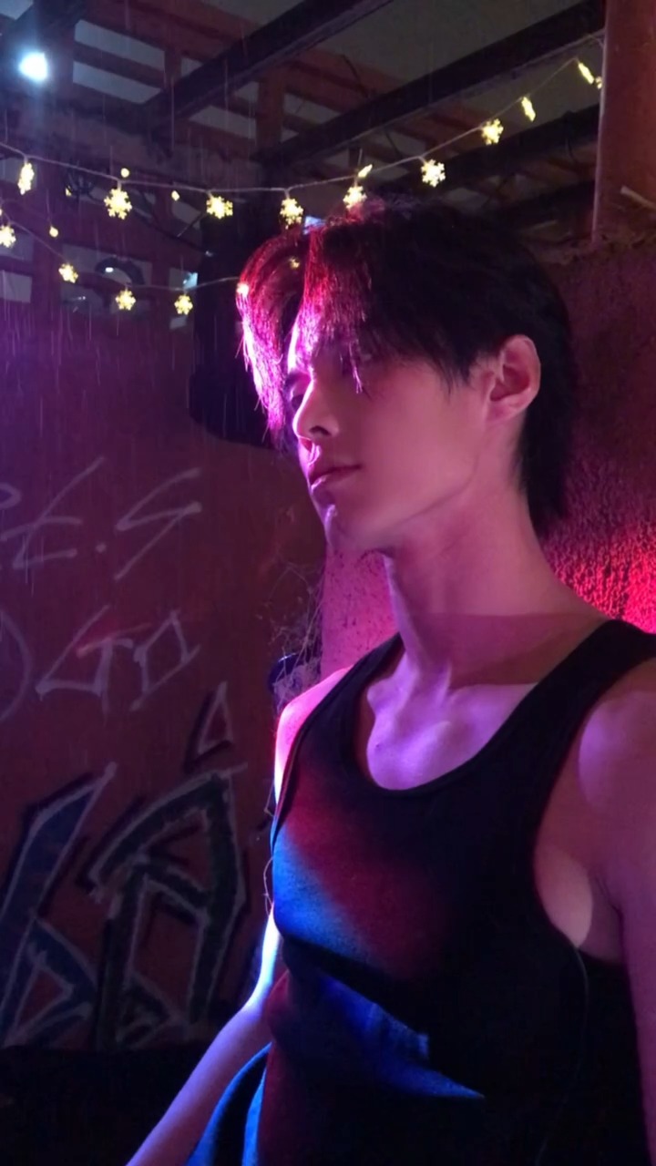 Do you want to take shelter from the rain together?☔️

#speedandlove #iqiyi #iqiyioriginal #heyu #cdrama #mustwatch
#爱奇艺 #陆剧 #双轨 #何与