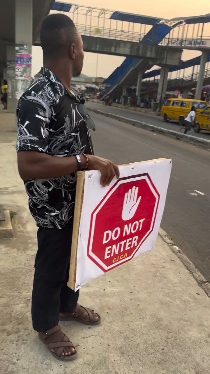 Trending Video: Nigerian youths take up government responsibility, mount road signs to save motorists from preying police officers.
https://t.co/sgaOh6jIt5