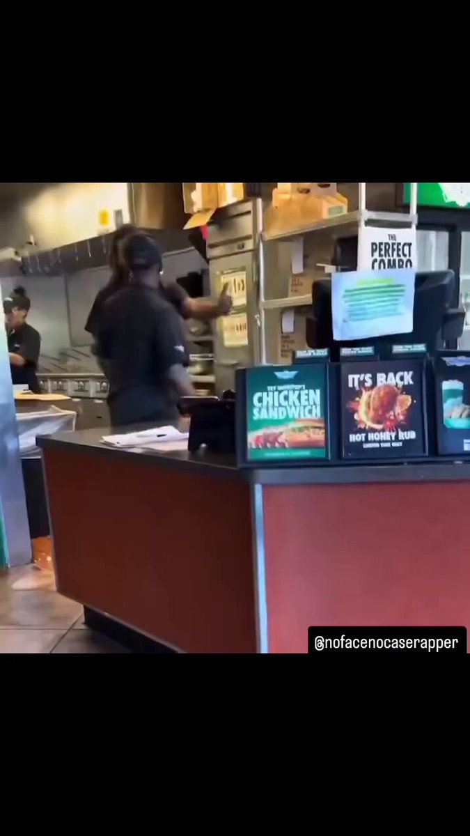 No words for this 😭😭😭💀
.
.
.
#viral #explorepage #explore #video #trending #reels #videos #funny #fight #caughtoncamera #job #coworkers https://t.co/EiLwEDdDyT