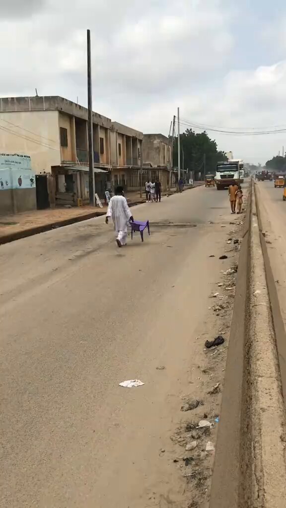 Trending video of an audacious tiktoker challenging heavy trucks for content 

 https://t.co/ArsHFsLLBk