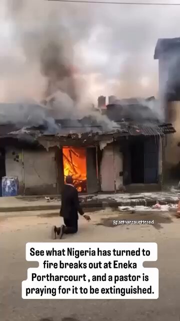 Trending Video: A strong man of God attempts to quench a burning building with prayers in Rivers State.

 https://t.co/Yy0TfmccyV